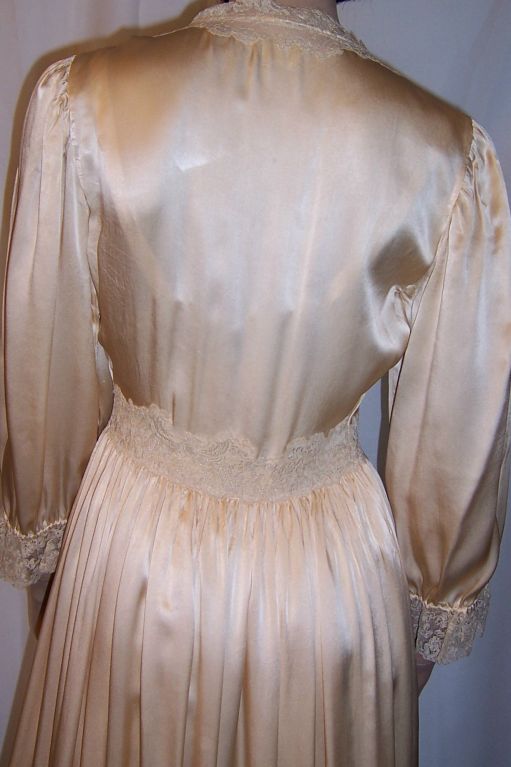 Matching Vintage Peignoir of Champagne Colored Silk with Lace For Sale 4