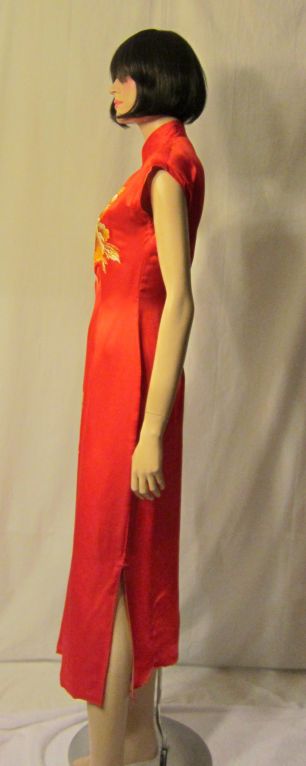 1930's Red Chinese Cheongsam Embroidered with Peonies For Sale 1