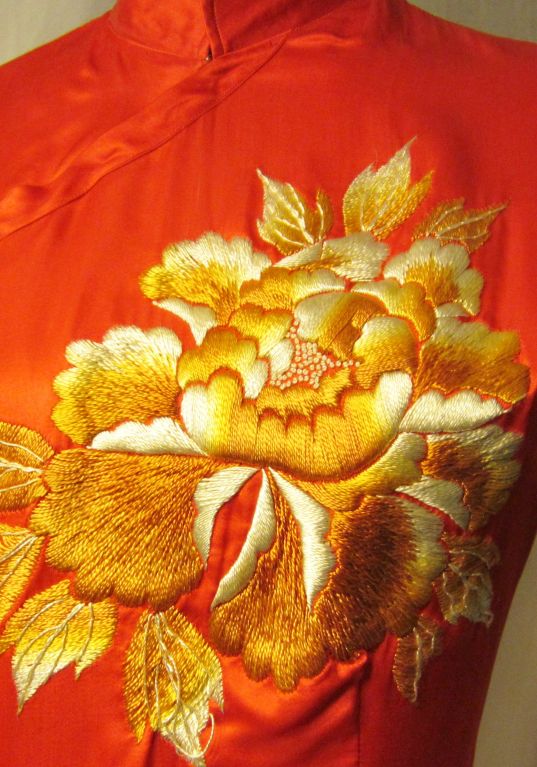 1930's Red Chinese Cheongsam Embroidered with Peonies For Sale 2