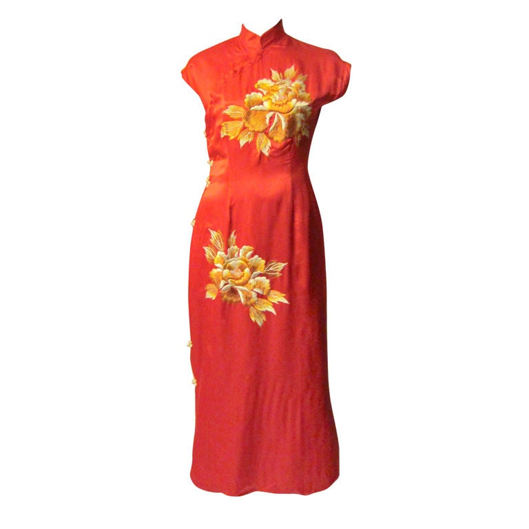 1930's Red Chinese Cheongsam Embroidered with Peonies For Sale