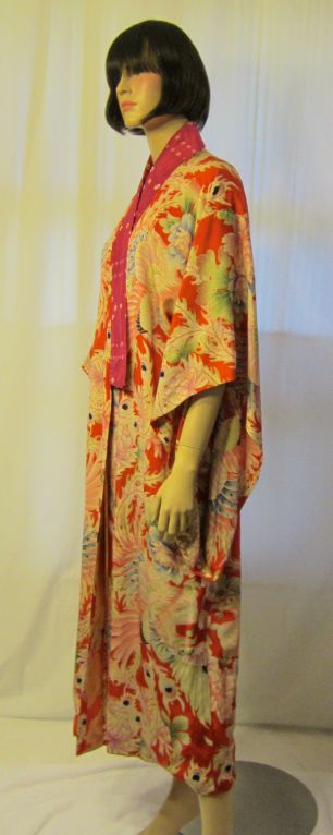 1930's Pink, Red, & Magenta Printed Silk Kimono In Excellent Condition For Sale In Oradell, NJ