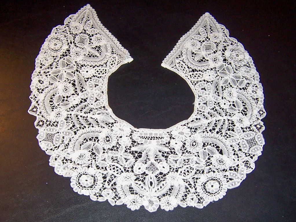 This is an exquisite Edwardian museum deaccession, bertha collar, made of fine and pristine handmade Brussels bobbin lace. Brussels lace is well known for its delicacy and beauty, originated in and around Brussels, and the term strictly interpreted