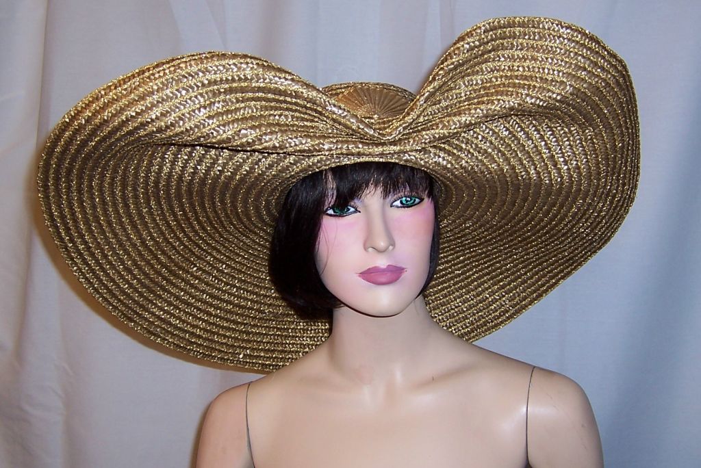 1980's Oversized Tan Straw Hat with Shell Motif For Sale 5