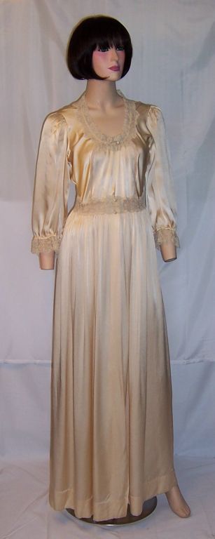 Matching Vintage Peignoir of Champagne Colored Silk with Lace For Sale 5
