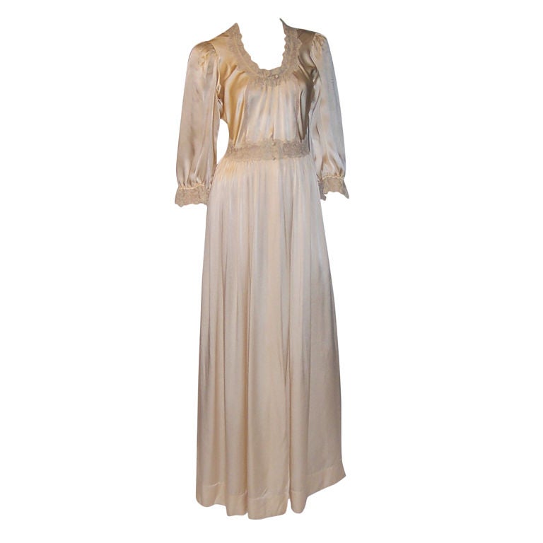 Matching Vintage Peignoir of Champagne Colored Silk with Lace For Sale
