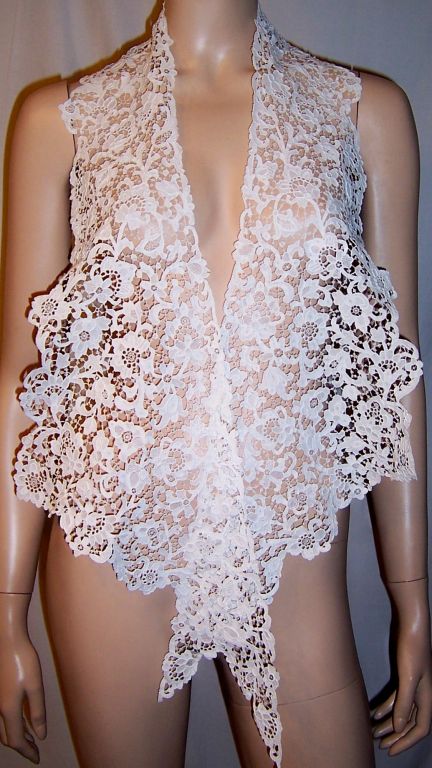 Very Fine, Large Hand-Made Duchesse Bobbin Lace Collar