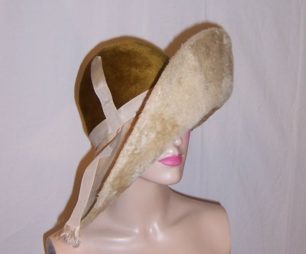 Large Picturesque Moss Green & Champagne-Colored Felt Hat