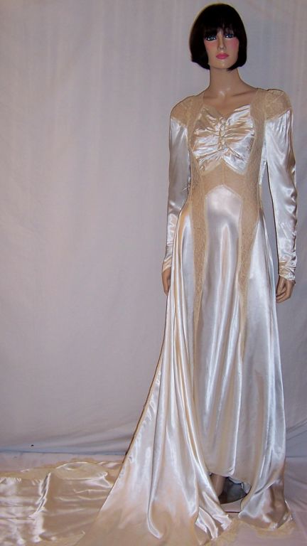 1940's Exquisitely Designed White Charmeuse Wedding Gown In Excellent Condition For Sale In Oradell, NJ