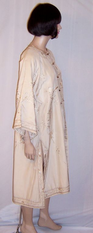 1920's Japanese Hand-Embroidered, White on White Robe In Excellent Condition For Sale In Oradell, NJ