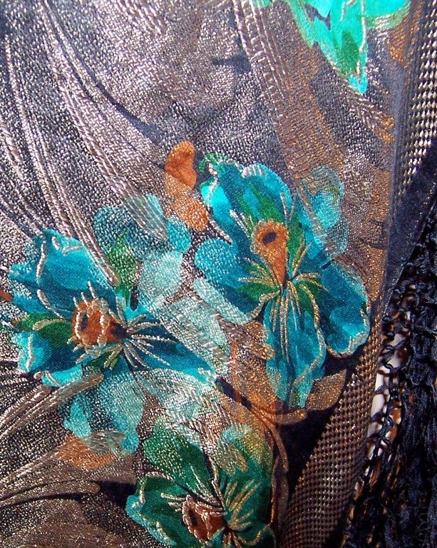 1920's Vibrant Art Deco Shawl in Green, Black, and Gold Lame For Sale 4