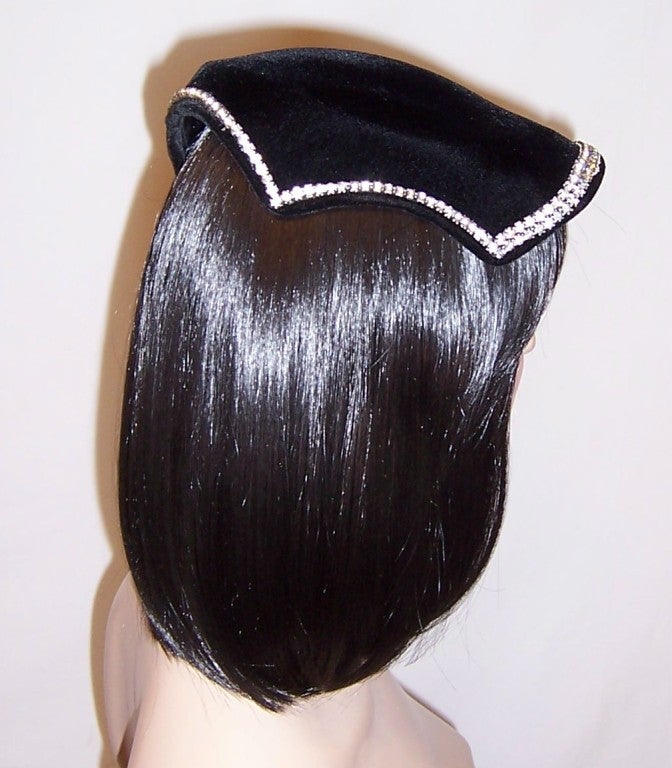 Art  Deco Simple & Chic Black Velvet & Rhinestone Chapeau For Sale 4