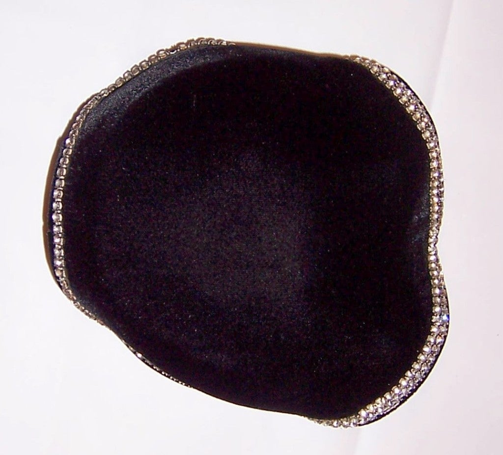 Art  Deco Simple & Chic Black Velvet & Rhinestone Chapeau For Sale 5