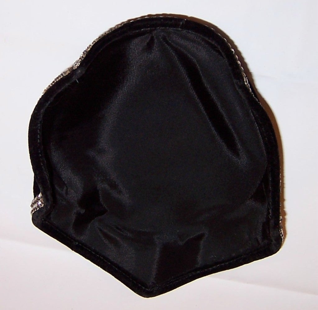 Art  Deco Simple & Chic Black Velvet & Rhinestone Chapeau For Sale 6