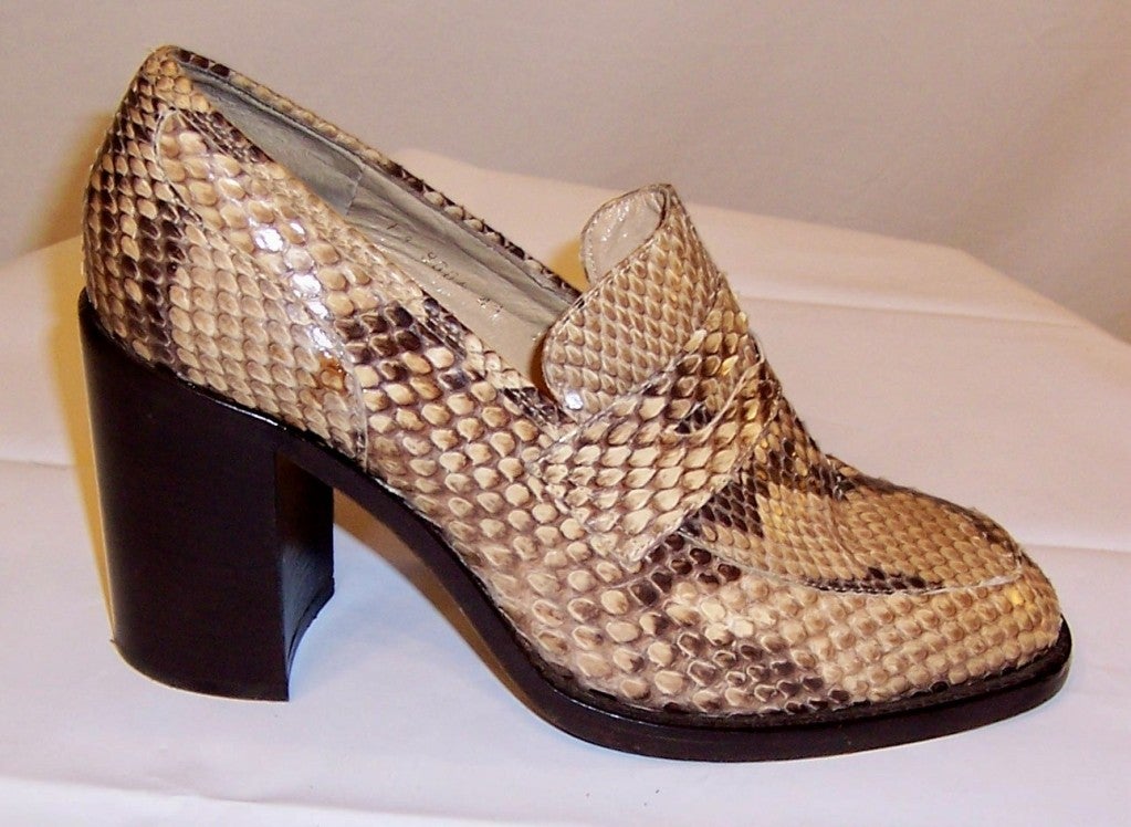 Offered for sale is this striking pair of snakeskin shoes by Freelance, made in France. The shoes have a 4