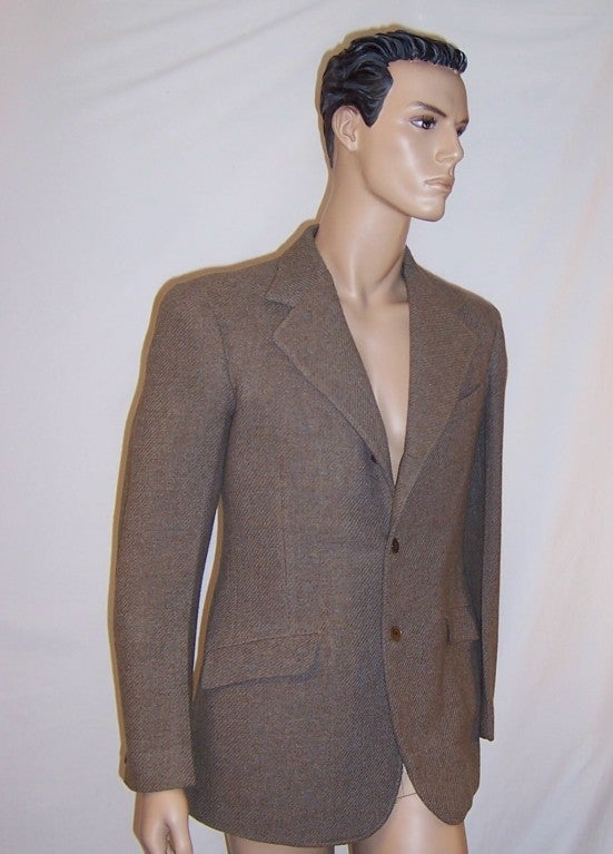 Offered for sale is this striking and well cut, 1930's vintage, single-breasted men's jacket in a wonderful camel and gray tweed wool.  The jacket from shoulder seam to shoulder seam, across the back, measures 18 1/2
