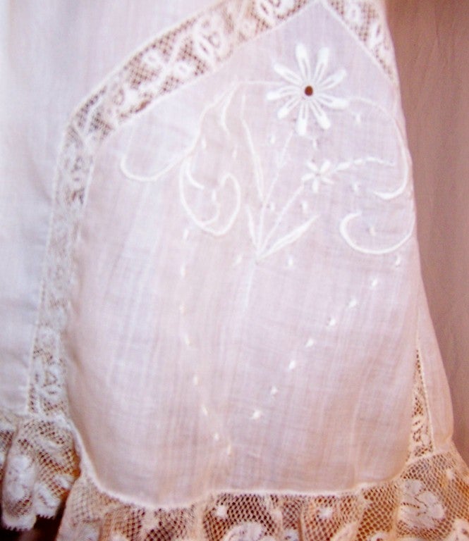 Hand-Made Edwardian Swiss Batiste Negligee For Sale 3