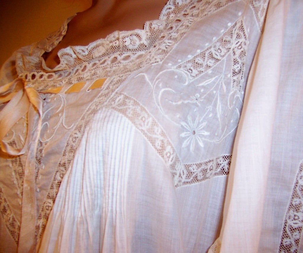 Hand-Made Edwardian Swiss Batiste Negligee For Sale 4