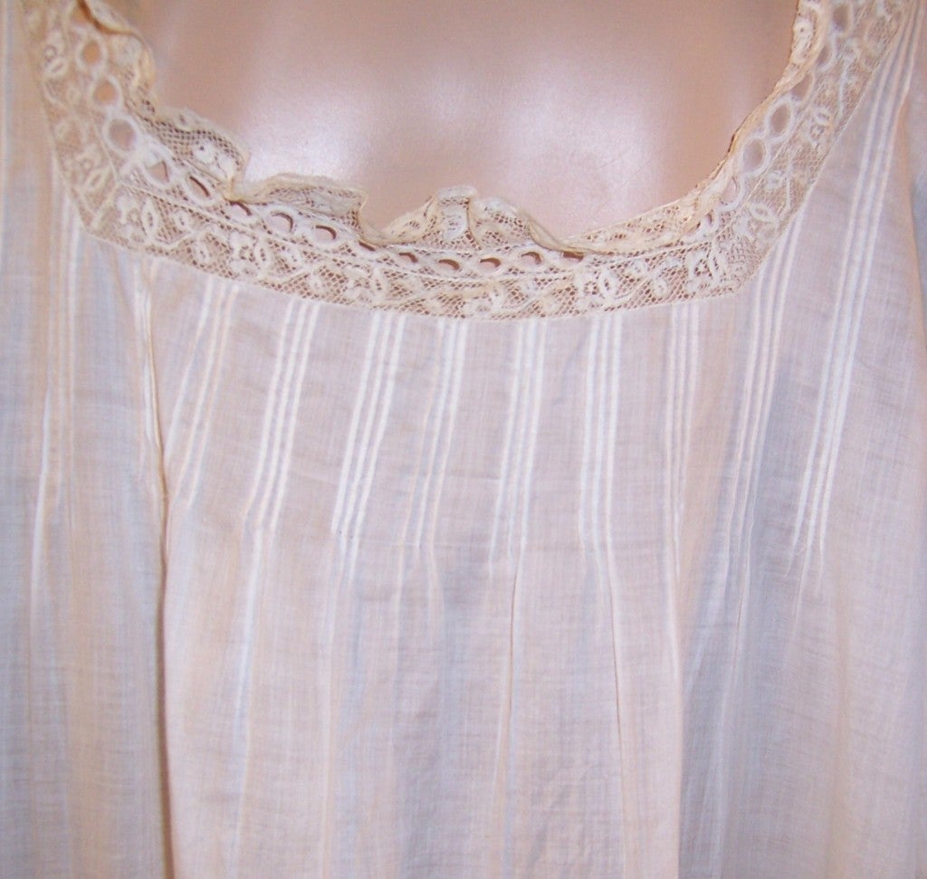 Hand-Made Edwardian Swiss Batiste Negligee For Sale 5