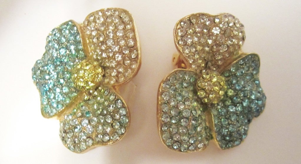 This is an exquisitely beautiful pair of pansy rhinestone, clip-on earrings in hues of turquoise, celery green, and white.
Each earring measures 1 1/2