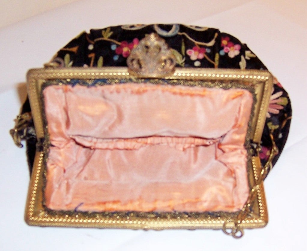 1920's Black Silk Handbag Embellished withTambour Embroidery For Sale 3
