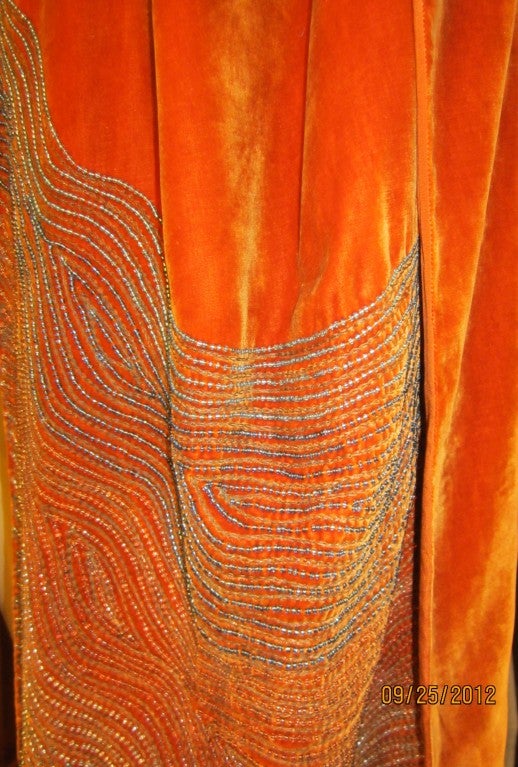 1920's Burnt Sienna Velvet Beaded Opera Cape with Fur Collar For Sale 3