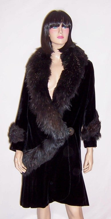 Fabulous 1920''s Black Silk Velvet Coat- Schwarz Pelz Kragen & Trim