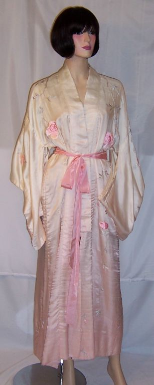 1920's White/Pink Hand-Embroided Kimono with Ombre Treatment In Excellent Condition For Sale In Oradell, NJ