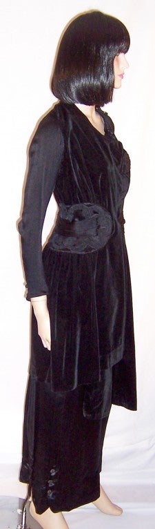 Rare La Belle Epoque Black Velvet and Satin Ensemble In Excellent Condition For Sale In Oradell, NJ