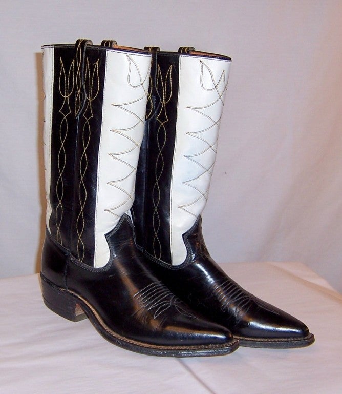 This is a stunning pair of original 1940's vintage, black and white Johnnie Walker Cowboy Boots. They are pre-owned, but in excellent vintage condition and are a Size 10.