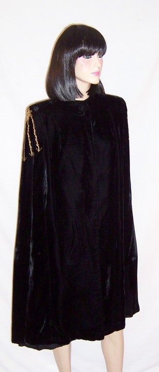 Art Deco Black Silk Velvet Cape with Gold Metallic Embroidery For Sale 1