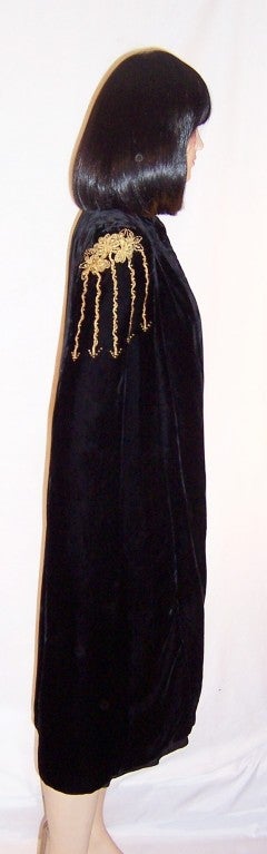 Art Deco Black Silk Velvet Cape with Gold Metallic Embroidery For Sale 3