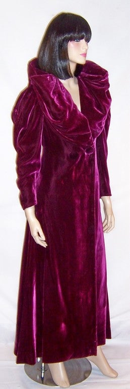 Opulent Plum-Colored Velvet Coat from Ransohoffs-San Francisco In Excellent Condition For Sale In Oradell, NJ
