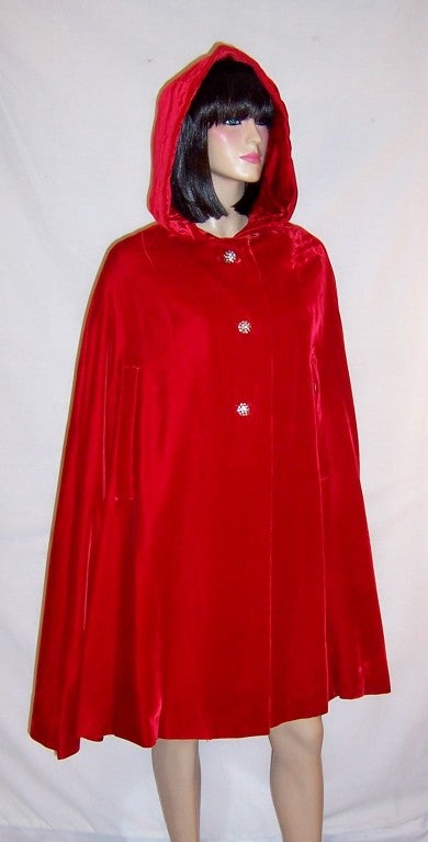 1950's Vintage,  Cherry Red Velvet Hooded Evening Cape For Sale 2