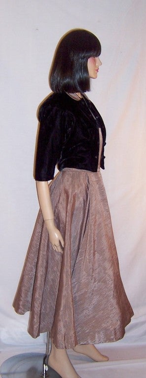 1950's Elegant Muted Pink & Black Velvet Gown with Bolero Jacket In Excellent Condition For Sale In Oradell, NJ
