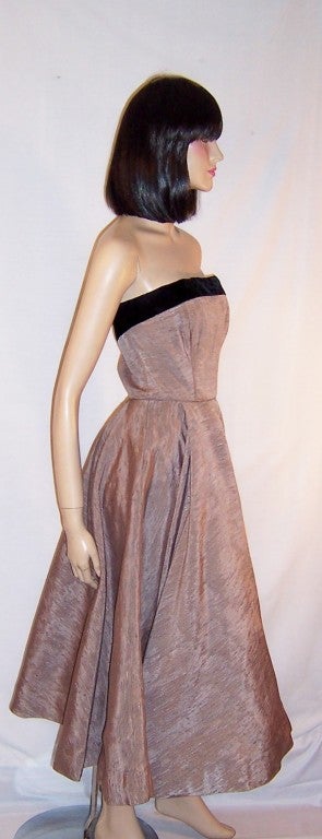 1950's Elegant Muted Pink & Black Velvet Gown with Bolero Jacket For Sale 2