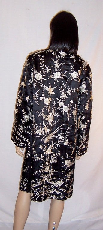1920's Black & White Silk Chinese Embroidered Coat In Excellent Condition For Sale In Oradell, NJ