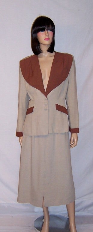 This is a dramatic and fabulous 1940's vintage, two-toned suit of burnt sienna and light tan linen. It has all of the characteristics of a 1940's silhouette including the broad shoulders with built-in shoulder pads, the wide and dramatic collar, and