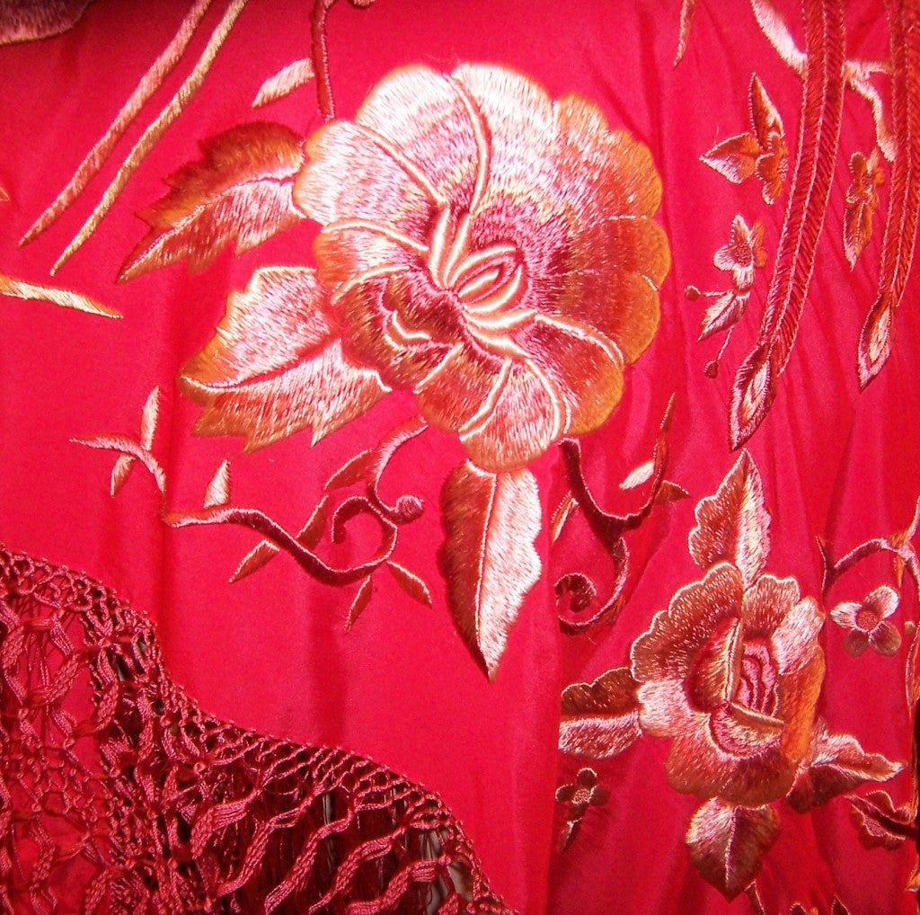 Early 20th Century Red Silk Cantonese Embroidered Shawl For Sale at 1stDibs