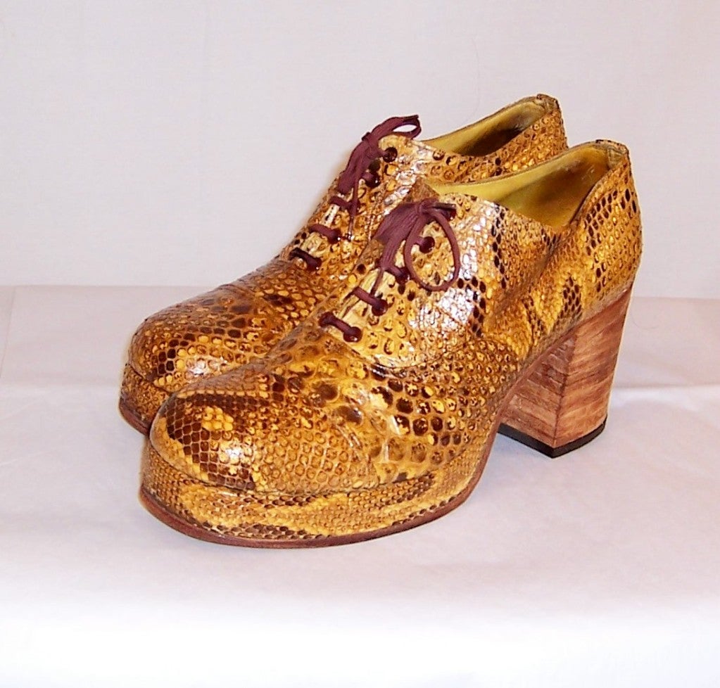 Se ofrece a la venta este par original de banda de rock masculina de los años 70, ocre  y zapatos de plataforma de piel de serpiente marrón en muy buen a excelente estado vintage. La plataforma mide 1