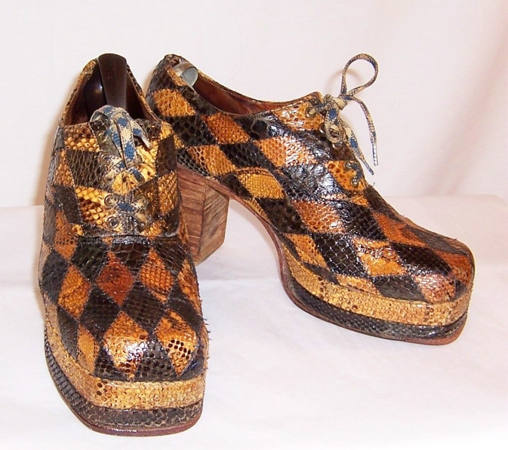 This is a fantastic pair of men's original 1970's glam-rock band, snakeskin platform shoes designed in a harlequin pattern in ochre and black.  The shoes are in very good to excellent vintage condition and are comparable to a modern day Size 8 1/2 M.