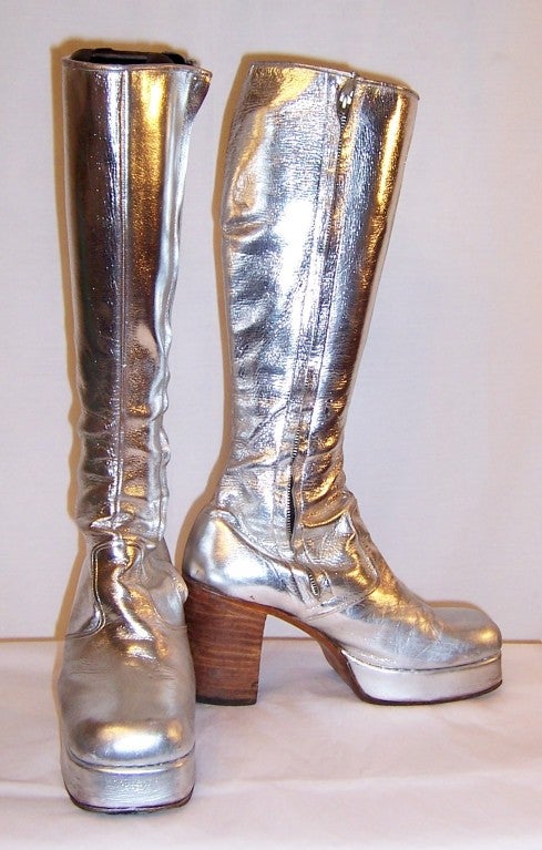 This is a rare pair of men's original 1970's glam-rock band silver platform boots in very good condition with minor, to be expected, scuff marks to the tops and side of the boots. They are a men's Size 8 1/2 M.