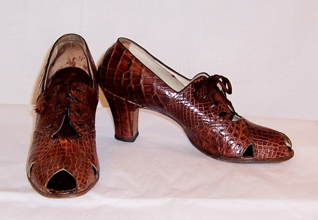 This is a wonderful pair of 1940's vintage brown alligator peep toe, tie shoes by Florsheim for Women.  New leather inner soles have been replaced and the pair is in very good to excellent vintage condition. They are marked a Size 8 1/2 N.