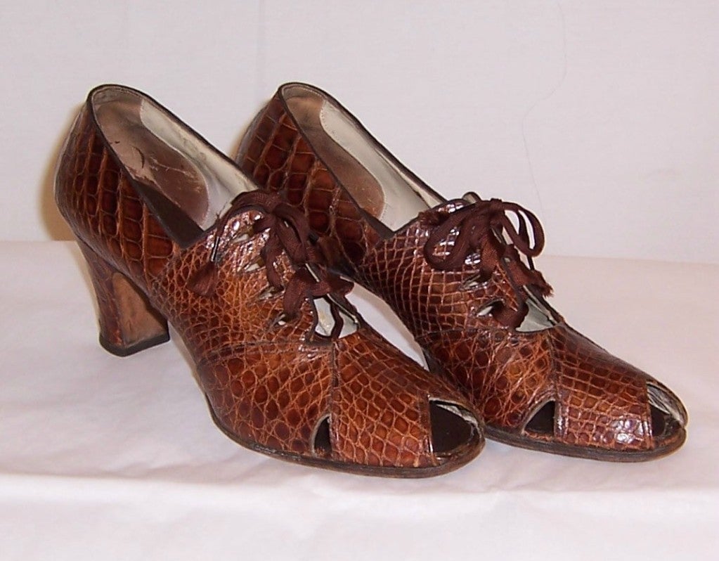 1940's Peep Toe Brown Alligator Tie Shoes by Florsheim for Women In Excellent Condition In Oradell, NJ