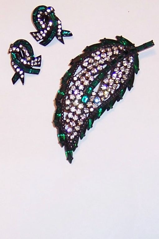 Weiss Demi-Parure, Emerald Green/Clear Rhinestones Set In Excellent Condition For Sale In Oradell, NJ