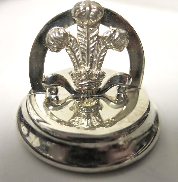 Garrard Rare Set Of 20 Menu Or Place Card Holders Prince Of Wales Feathers In Good Condition In New York, NY