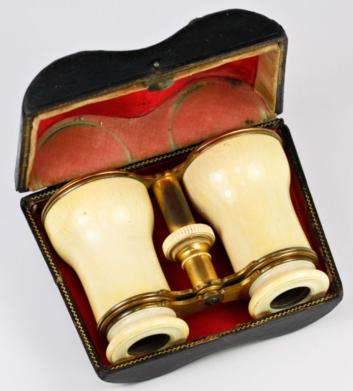 A most spectacular set of early to mid-1800s French opera glasses, or binoculars, much larger than most and in fine condition as you see, with just a fine hairline shrinkage/age crack on the inside of one of the barrel coverings. Still complete with