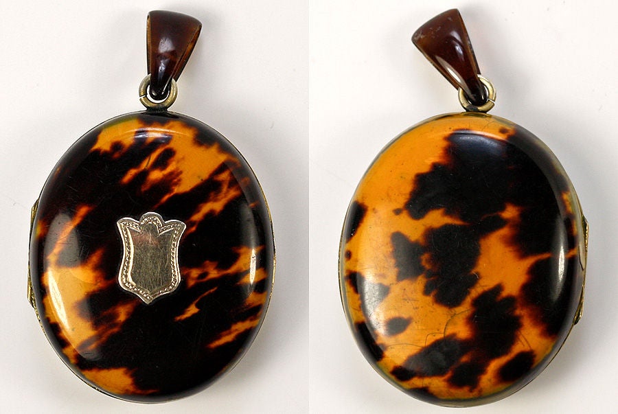 Beautifully crafted and remarkably well preserved, this is a RARE Napoleon III era mourning locket in finest natural tortoise shell, apparently never used if you look at the condition of it. The interior opens to reveal 2 apertures for insertion of