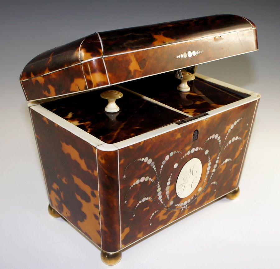 Mid-1800s, perhaps earlier, the breathtaking old early Victorian tortoise shell tea caddy you see here is complete, in really fine condition (very slight imperfections consistent with age and type, but no missing veneer or serious issues) and