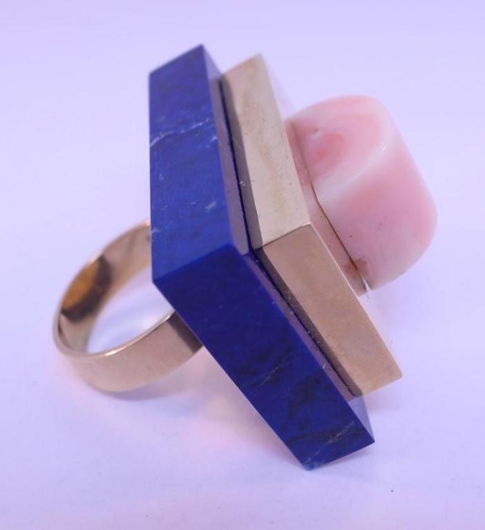 An unusual gold, lapis lazuli and coral ring, designed by Ettore Sottsass, executed by Cleto Munari. The ring is illustrated on page 147 of ‘Cleto Munari, Dandy Design’ E. Gentile, Electa, Napoli, 1997.
Signed ‘Sottsass’, stamped ‘Cleto Munari’
