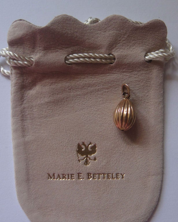 Russian Reeded Gold Easter Egg Pendant, circa 1910 In Fair Condition In St. Catharines, ON